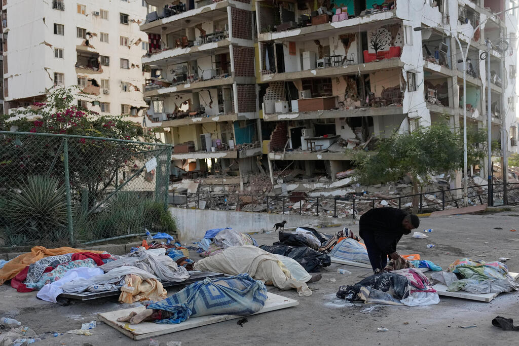 Earthquake damage in Catia La Mar, La Guaira, Venezuela (Photo: AP Photo/Fernando Vergara) הרס בעיר קאטיה לה מאר שבמדינת המחוז לה גואיירה ונצואלה הרס רעידת אדמה