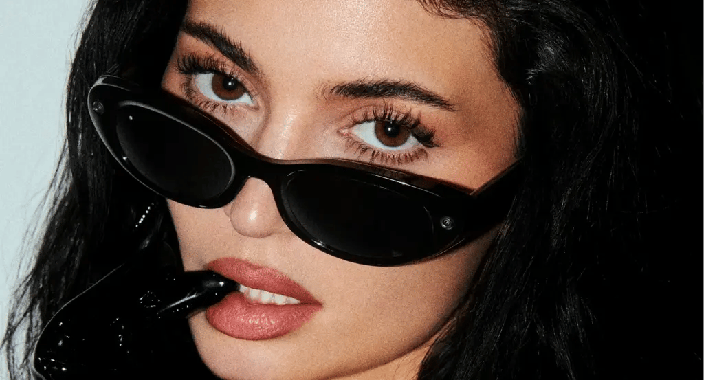 Kylie Jenner with the new Meta glasses (Photo: Meta) קיילי ג'נר עם משקפיי מטא החדשים