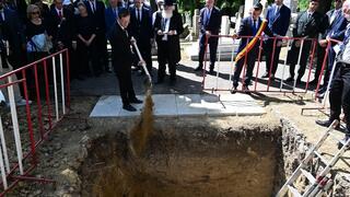 הנשיא הרצוג ליד הקבר שבו נקברו 22 הקורבנות שנמצאו לאחרונה