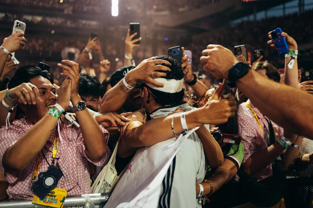 The audience is hungry for every moment like this. Bad Bunny in concert (Photo: ERIC ROJAS) באד באני מופיע בלונדון