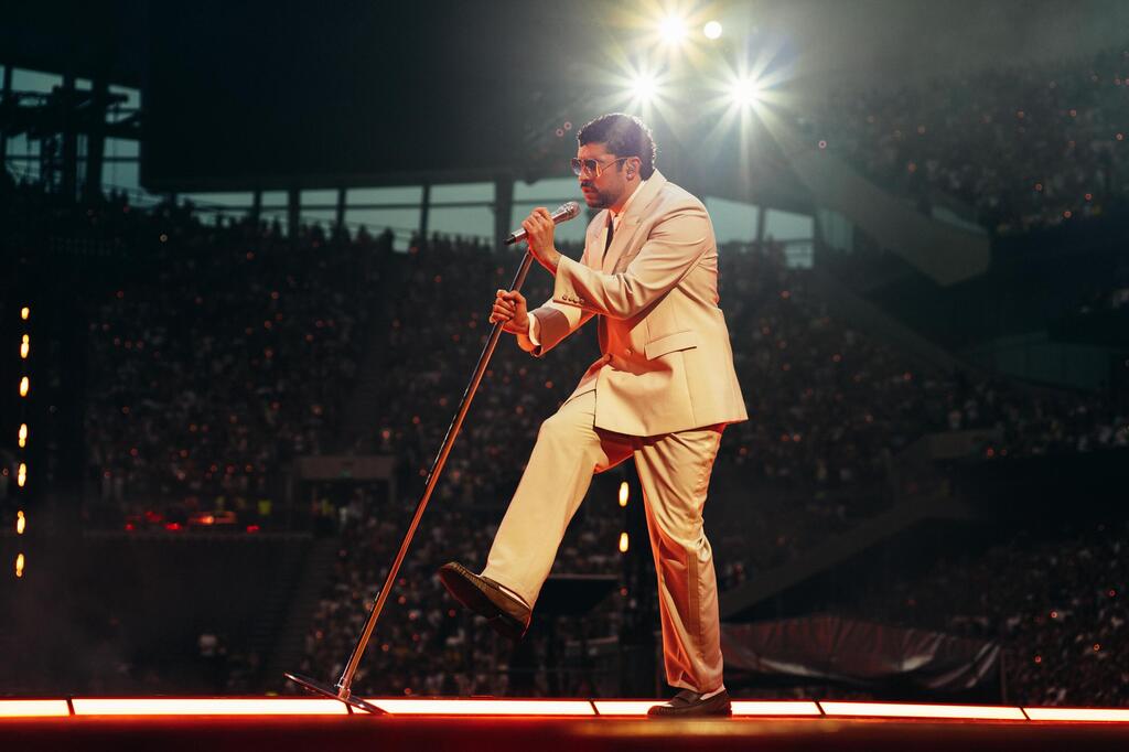 Bad Bunny at a concert in London (Photo: ERIC ROJAS) באד באני מופיע בלונדון
