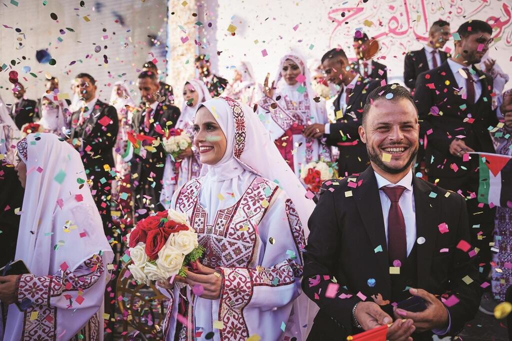 Mass wedding in Gaza (Photo: Abdel Kareem Hana/AP) חתונה קבוצתית בעזה