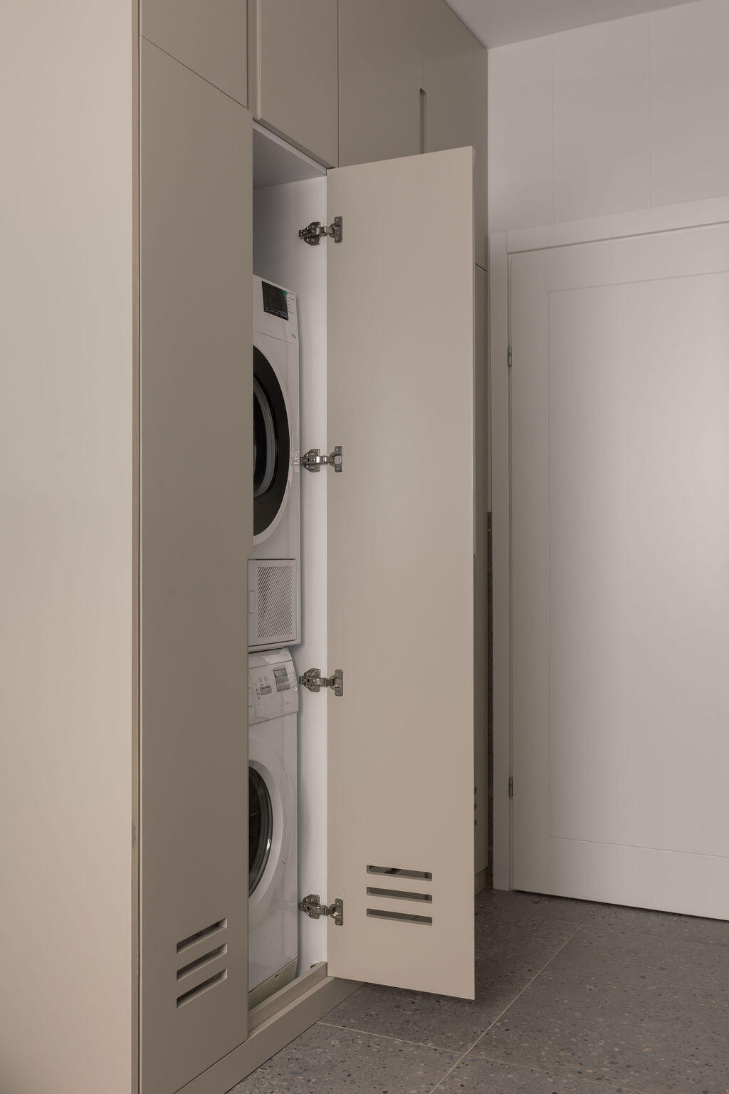 The mocha-colored utility cabinet (Photo: Maya Avgar) בית בקדימה, עיצוב: אוסי כץ