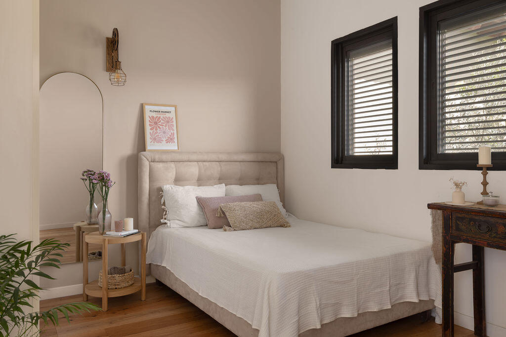 One of the children’s bedrooms, with vintage touches (Photo: Maya Avgar) בית בקדימה, עיצוב: אוסי כץ