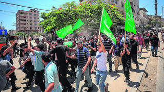 דגלי חמאס בתהלוכת הלוויה ברצועת עזה