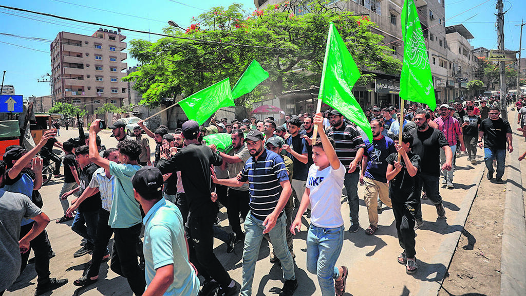 Hamas flags at a funeral in the Gaza Strip (Photo: Anadolu/Getty Images) דגלי חמאס בתהלוכת הלוויה ברצועת עזה