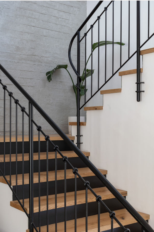 The staircase was upgraded rather than completely replaced (Photo: Maya Avgar) בית בקדימה, עיצוב: אוסי כץ