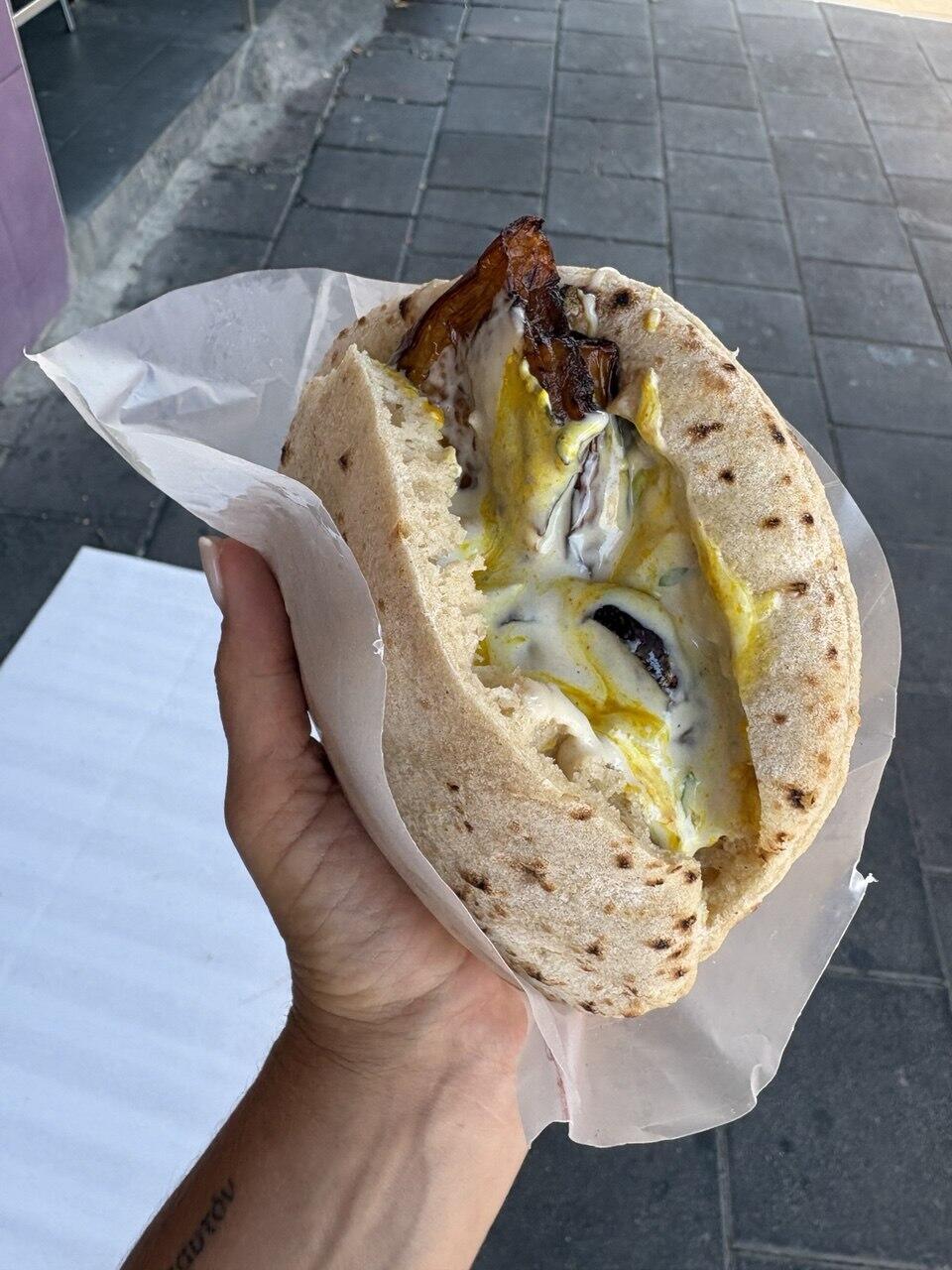 A beloved street food born by chance (Photo: Tiki Golan) מנת סביח במזנון סביח המקורי