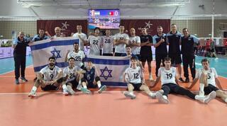 שחקני ואנשי נבחרת ישראל חוגגים