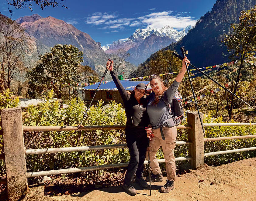 ‘I entered the adventure with open eyes’. Soussana (left) with Shir Eisen in Nepal “נכנסתי להרפתקה בעיניים פקוחות". סוסנה (משמאל) ושיר אייזן על רקע נופי אנאפורנה