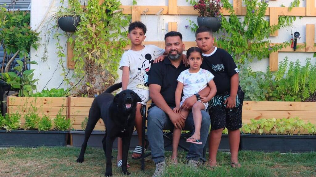 Among the first to return: Aviad Moses with his children and Simba (Photo: Nofar Moses) אביעד מוזס וילדיו, חוזרים לקיבוץ כיסופים