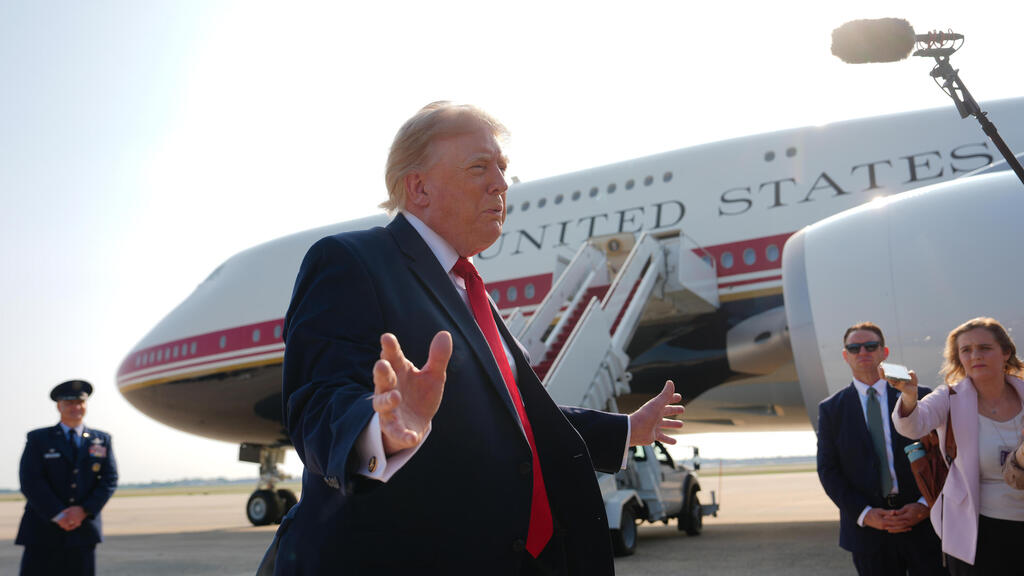Трамп на фоне катарского самолета (Фото: AP Photo/Julia Demaree Nikhinson) מטוס אייר פורס 1 חדש שנשיא ארה"ב טראמפ קיבל במתנה מ קטאר טיסת בכורה מבסיס אנדרוז במרילנד