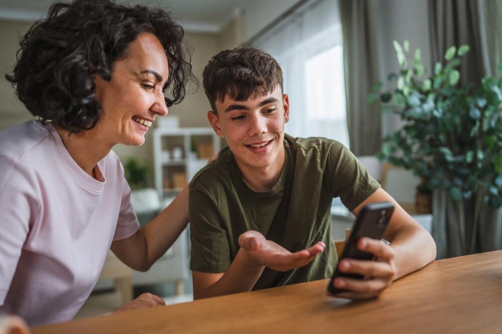 AI tools are also shaping how teenagers prepare for plastic surgery (Photo: Shuttertsock) רשתות חברתיות, בני נוער, טלפון, בינה מלאכותית
