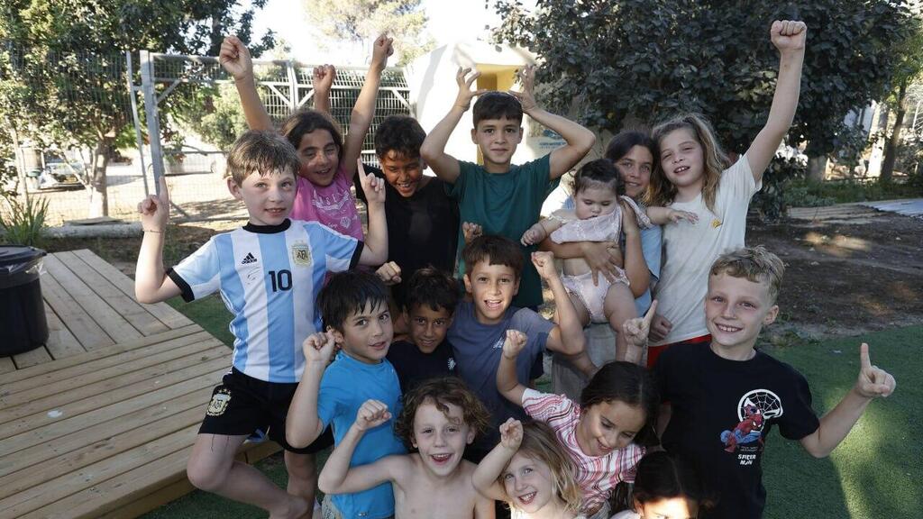 Kindergarten children return to Kibbutz Kissufim (Photo: Gadi Kabalo) ילדי הגן בקיבוץ כיסופים חוזרים לקיבוץ