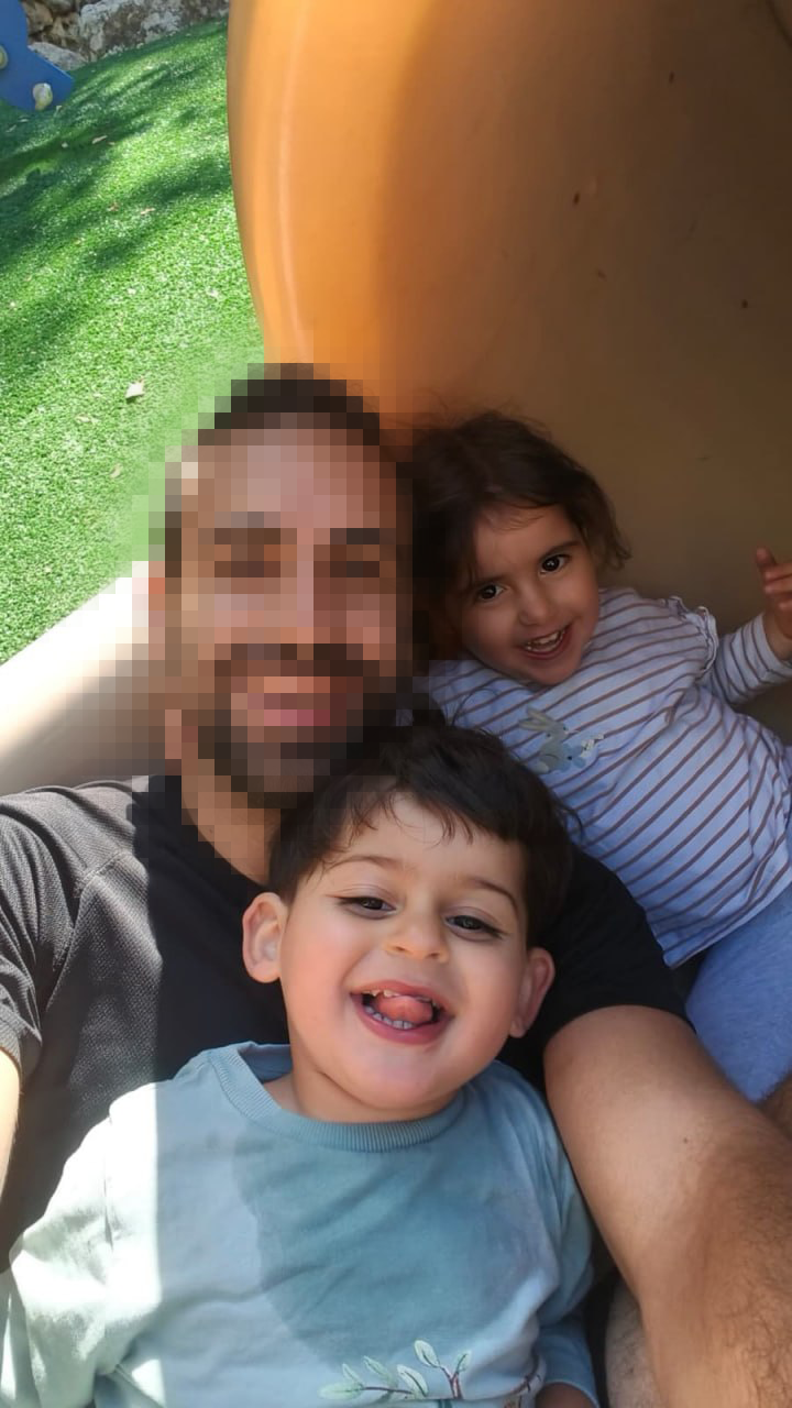 Capt. R with his children (Photo: May Gal) ר' עם אורפז אשתו וילדיו