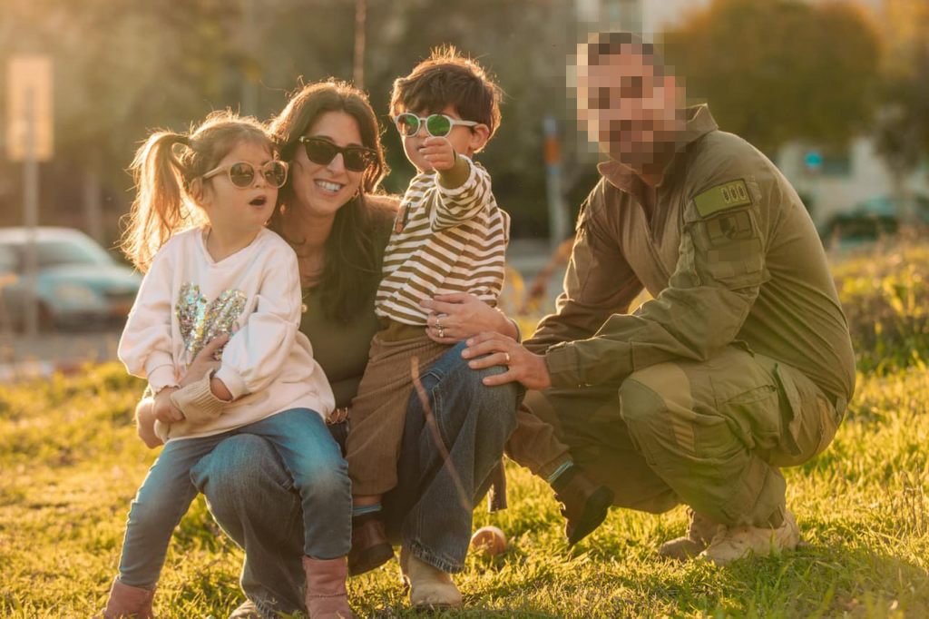 Capt. R with his wife and children ר' עם אורפז אשתו וילדיו