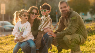 ר' עם אורפז אשתו וילדיו