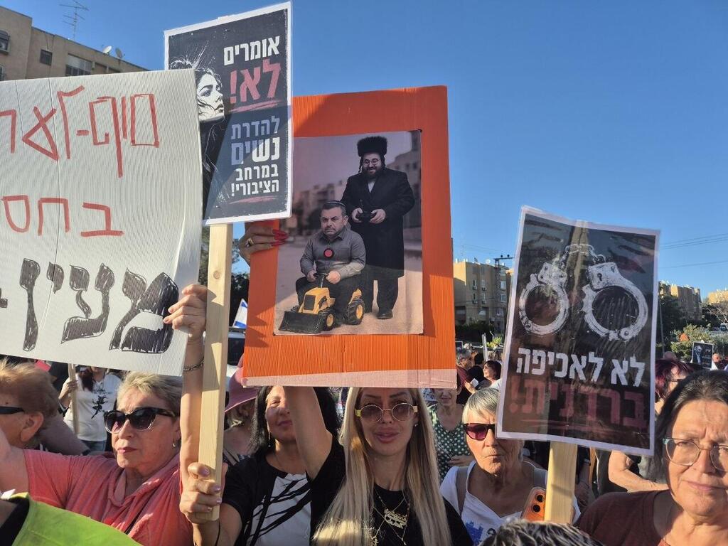 The struggle by Arad's secular residents has long since become a daily battle over public space (Photo: Ilana Curiel) הפגנה בערד נגד כפייה דתית