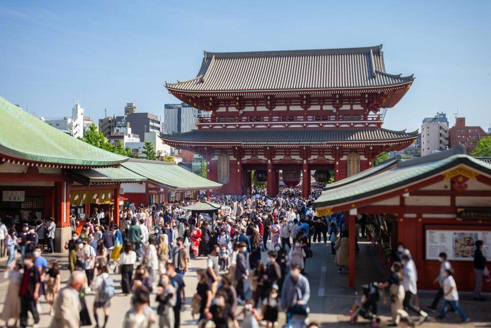 Photo: RepoTokyo / shutterstock מקדש סנסו-ג'י בטוקיו, אחד מאתרי התיירות הפופולריים ביותר ביפן, עמוס במבקרים.