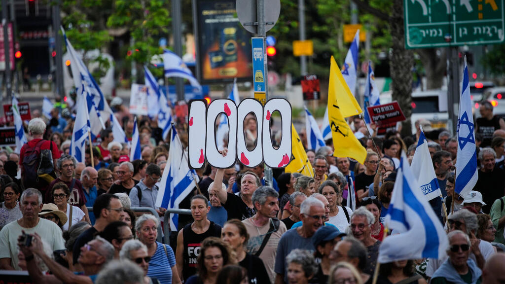 Митинг в Тель-Авиве (Фото: AP Photo/Ohad Zwigenberg) העצרת בכיכר החטופים לציון יום האלף
