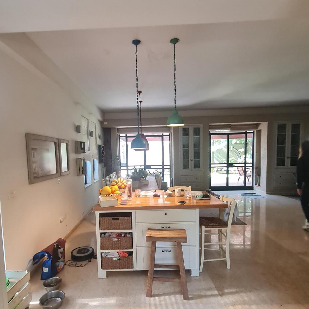 The kitchen area before the renovation (Photo: Osi Katz Dagan) לפני השיפוץ