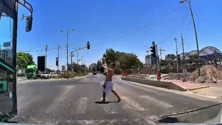Попытка похищения девочки в Петах-Тикве (Публикуется в соответствии с п. 27 алеф Закона об авторских правах) ניסיון לחטיפת ילדה בת 11 בסמוך לאצטדיון פתח תקווה