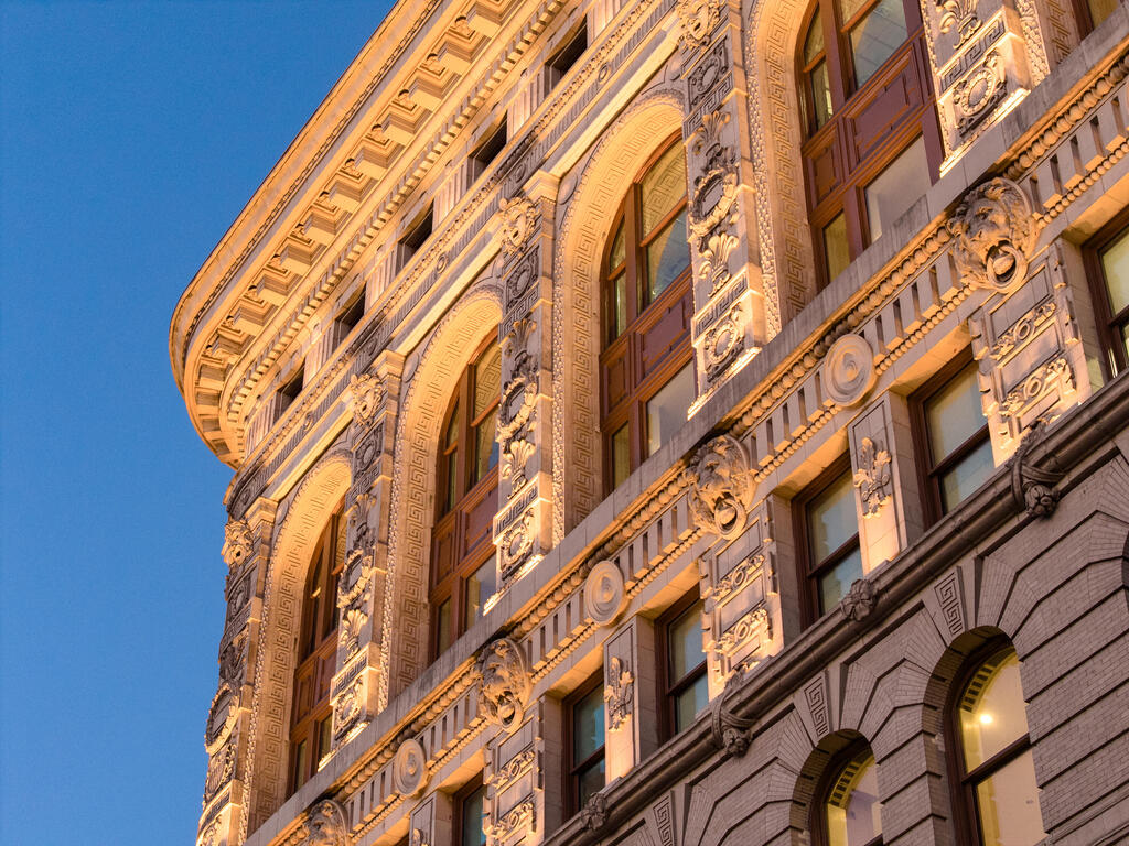 The building’s exterior, lit up for the first time in 123 years (Photo: Courtesy of The Flatiron Building) הבניין מבחוץ
