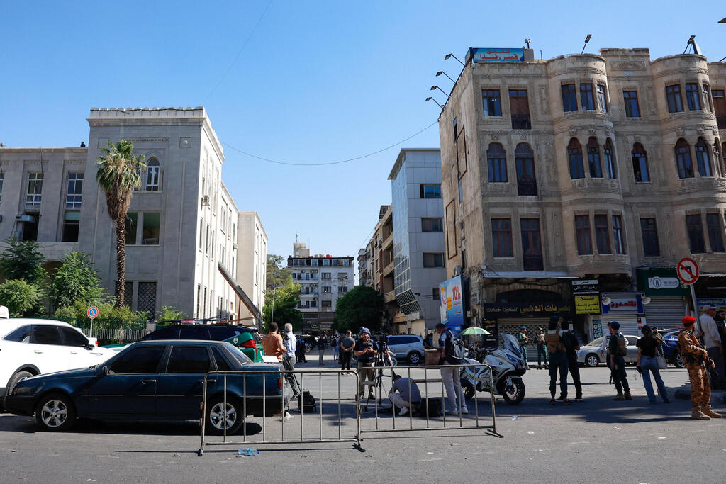 Photo: REUTERS/Yamaam Al Shaar זירת ה פיצוץ בבית קפה ב דמשק, סוריה