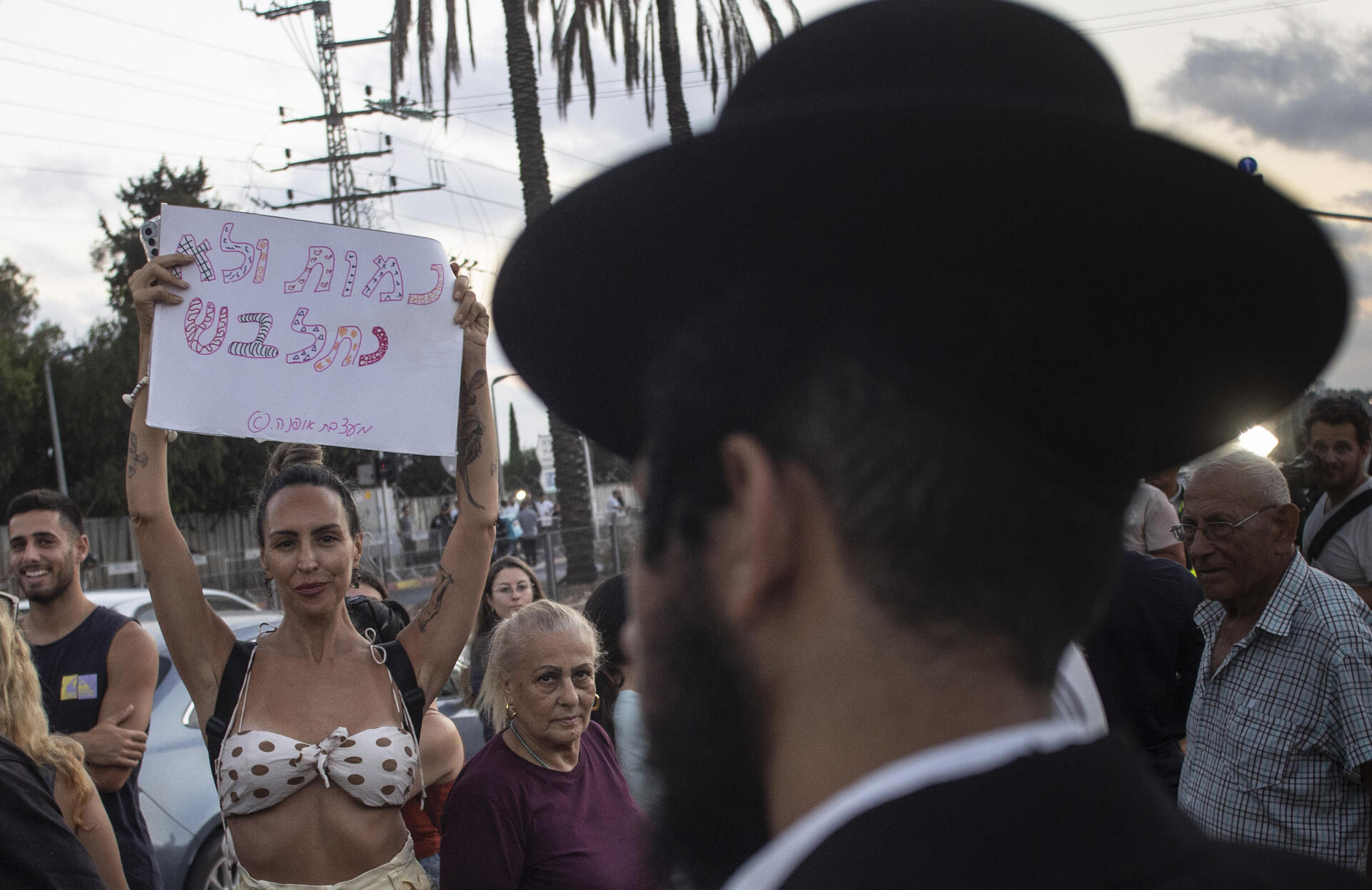 תושבי כפר יונה חוסמים את הגישה לכלא 10 בהפגנת החרדים 