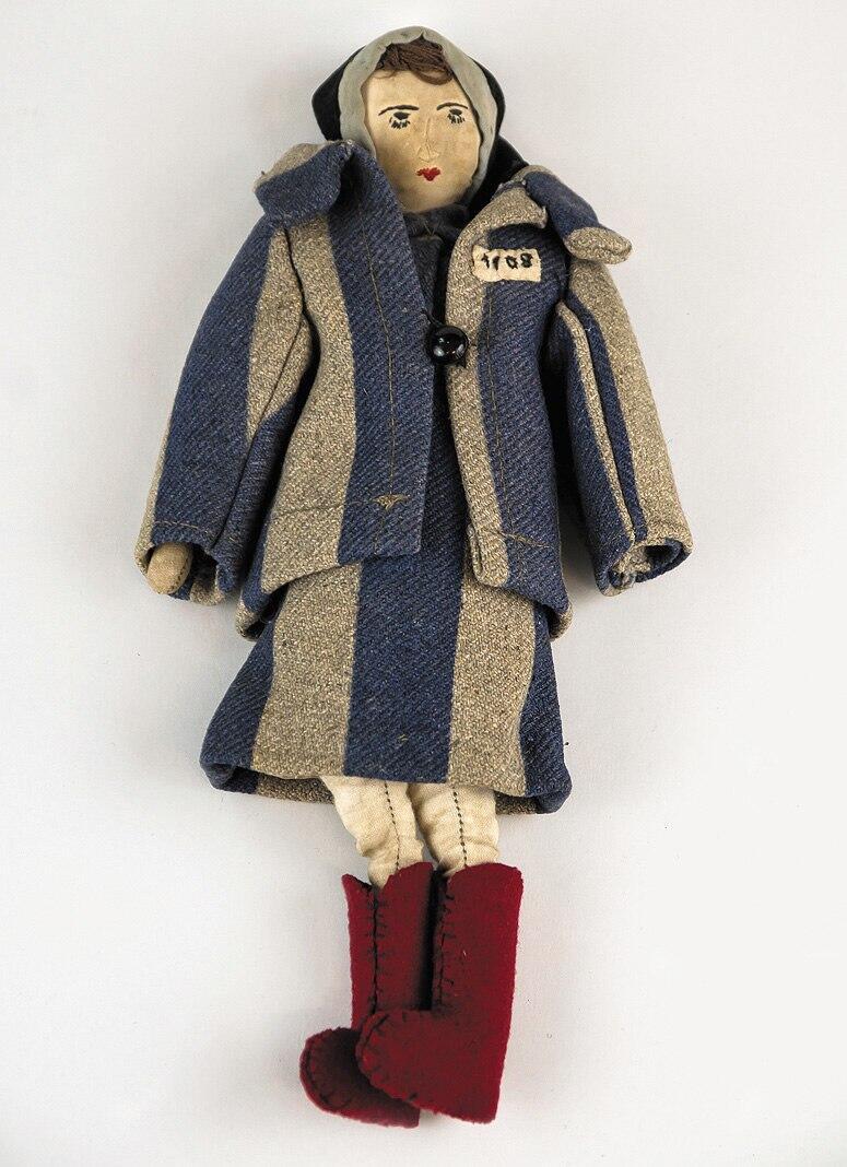 The doll wears an authentic prisoner's uniform made from original camp fabric bearing prisoner number 1108 (Photo: Digital Majdanek) אחד מהחפצים והעדויות ממיידנק, בלזץ וסוביבור שהועלו לרשת