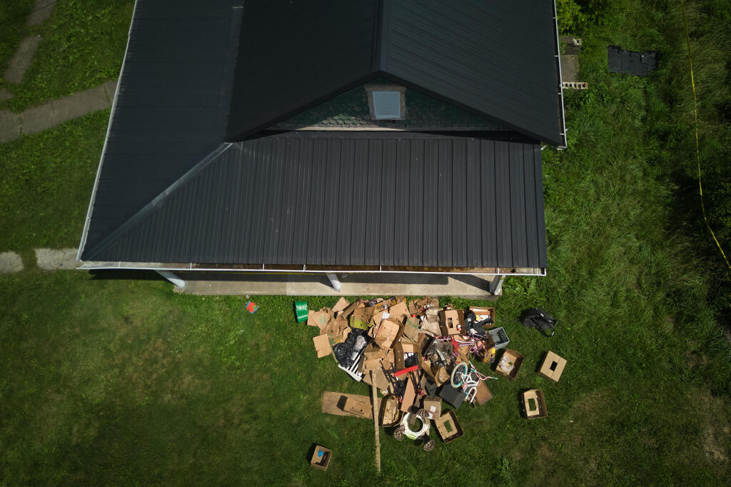 Objetos esparcidos en el patio. Los investigadores 'no pueden deshacerse del olor' (Foto: AP Photo/Carolyn Kaster) La casa en Ohio donde fueron encontrados 16 niños en condiciones deplorables