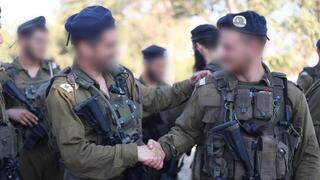 א' בטקס אמש עם מפקדו