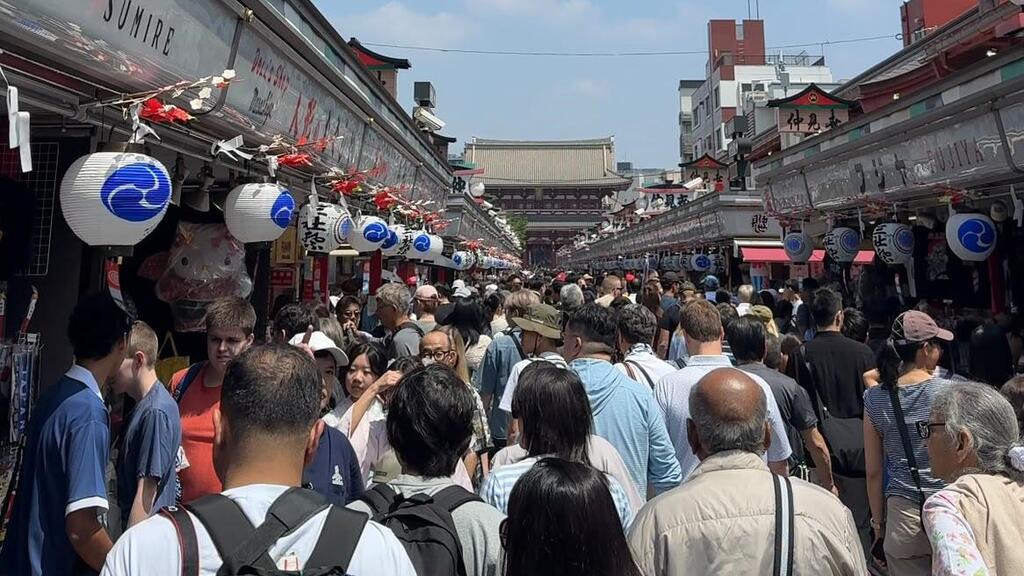 Tokyo. Crowds on the street leading to Senso-ji Temple (Photo: Orit Yalon) טוקיו. צפיפות ברחוב שמוביל למקדש Senso-Ji