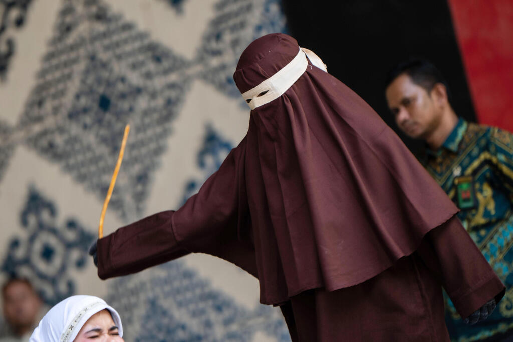 Indonesian couple publicly caned for kissing on TikTok livestream (Photo: AP Photo/Reza Saifullah) הלקאה פומבית ב אינדונזיה