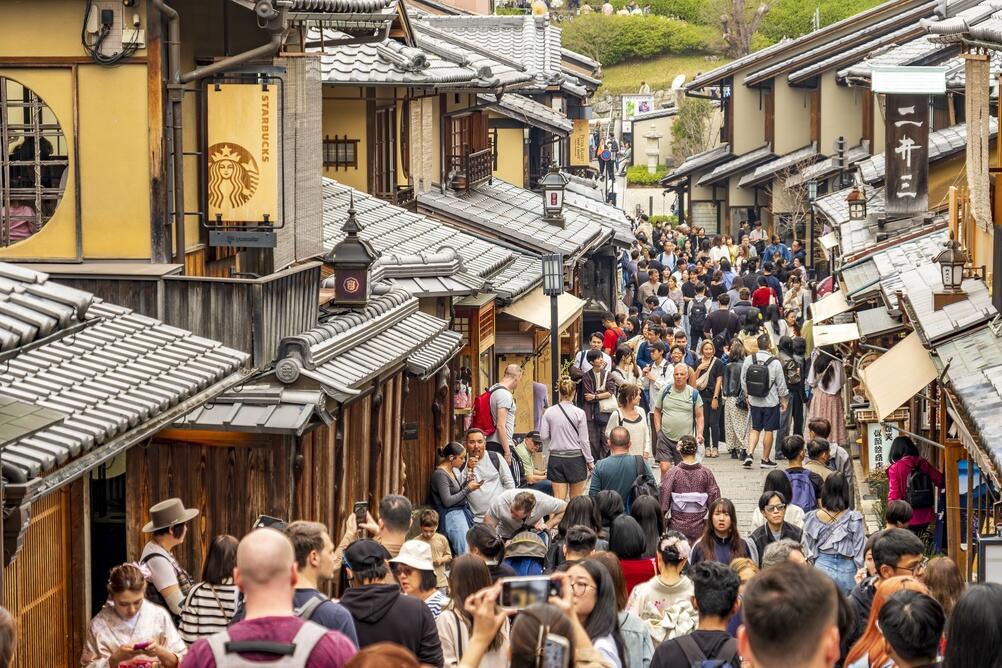 Kyoto’s Sannenzaka shopping street, lined with traditional machiya houses, is packed with visitors (Photo: Hanneke Wetzer / shutterstock) רחוב הקניות סאנן-זקה בקיוטו, שלאורכו בתי מאצ'ייה מסורתיים, עמוס במבקרים