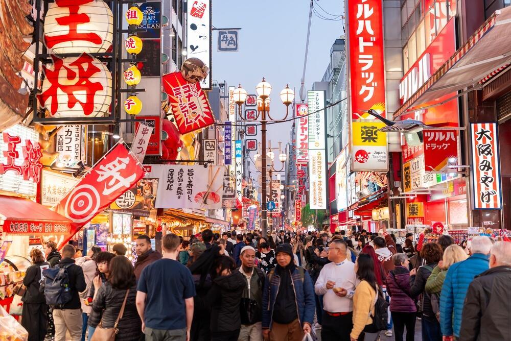 Tourists in Osaka’s Dotonbori district, one of the city’s main tourism and nightlife hubs (Photo: kitzcorner / shutterstock) תיירים מבלים ברובע דוטונבורי באוסקה, אחד ממוקדי התיירות וחיי הלילה המרכזיים בעיר.