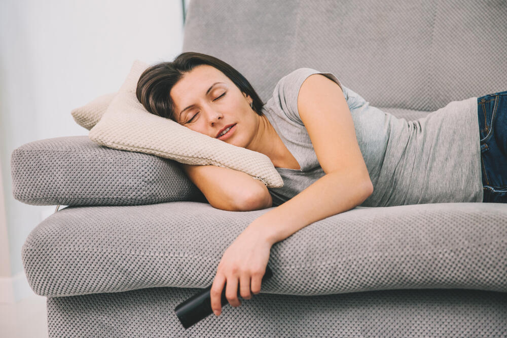 No chance of staying awake until the credits (Photo: Shutterstock) נרדמים מול הטלוויזיה