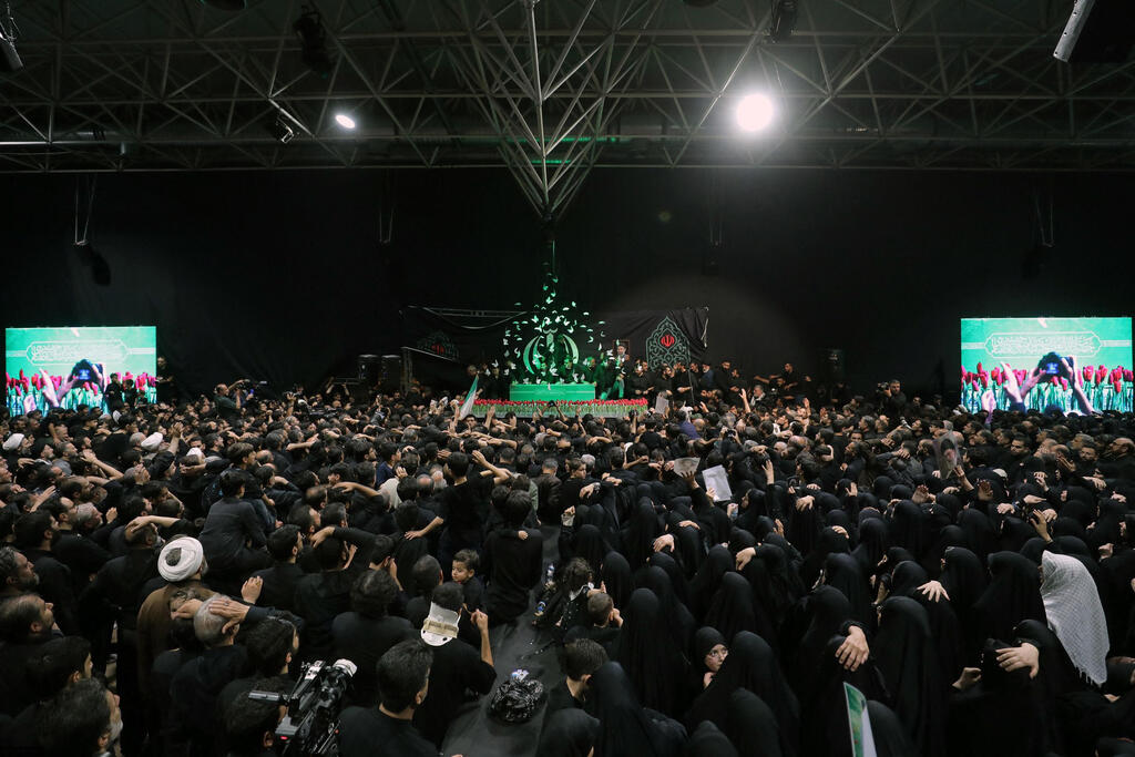 State media reported that Khamenei’s body was placed in a coffin on a platform in Tehran (Photo: AFP PHOTO / Iranian supreme leader office) הלוויתו של עלי חמינאי
