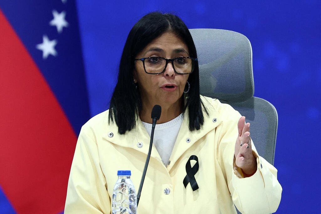 Delcy Rodríguez (Photo: Lucas AGUAYO / AFP) נשיאת ונצואלה הזמנית דלסי רודריגז במסיבת עיתונאים על רעידת אדמה בקראקס 2 ביולי