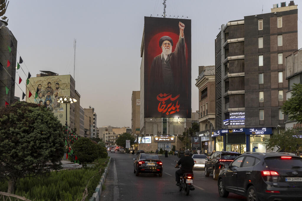A banner depicting Ali Khamenei is displayed in Tehran, Iran, ahead of his funeral ceremonies (Photo: Majid Saeedi/Getty Images) כרזה של עלי חמינאי ב טהרן איראן לקראת טקסי הלווייתו