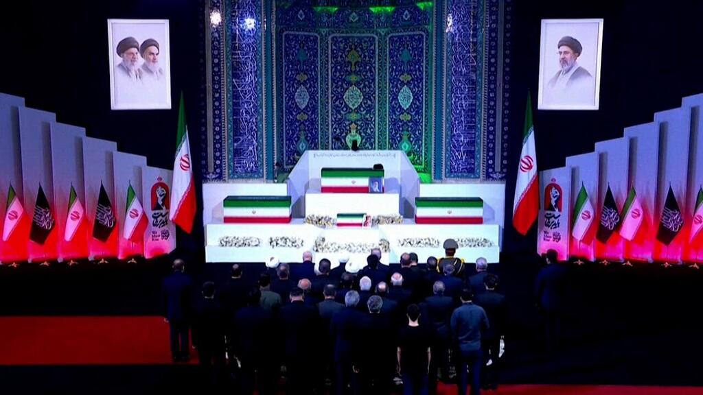 Photo: Reuters נשיא איראן ובכירי המשטר בוכים מול ארונו של עלי חמינאי, בפתח טקסי ההלוויה