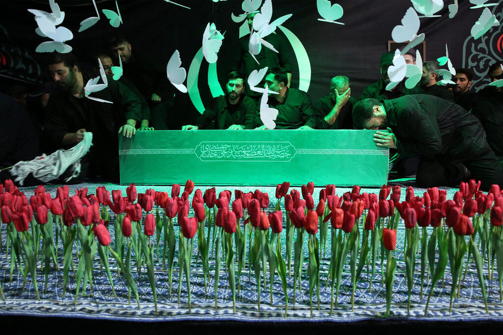 Tulips were placed in front of Khamenei's coffin (Photo: AFP PHOTO / Iranian supreme leader office) הלוויתו של עלי חמינאי