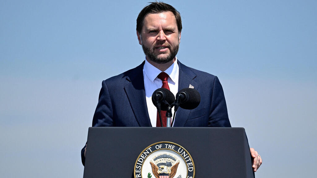 JD Vance blames the Biden administration for the ammunition shortage (Photo: Vincent Alban/Getty Images North America/ AFP) המטס לכבוד יום העצמאות האמריקאי