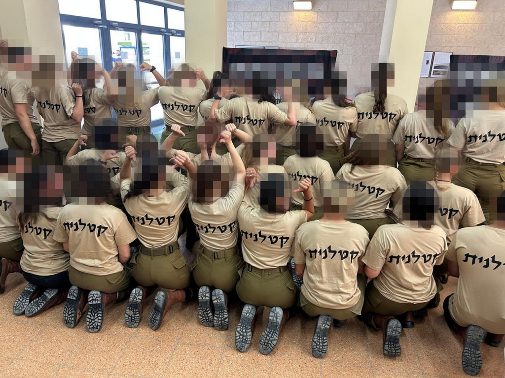 Without prior screening or preparatory selection, 30 female conscripts were assigned as pioneers in the training track at the Paratroopers Brigade training base חי"ר ניוד בצה"ל - פיילוט שילוב נשים