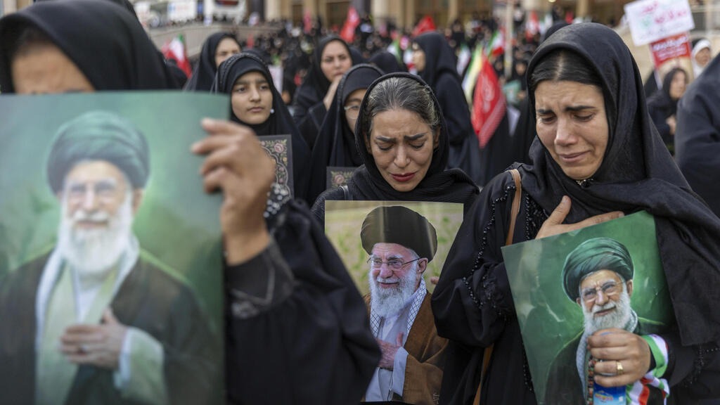 Funeral of Ali Khamenei in Tehran (Photo: Majid Saeedi/Getty Images) הלוויית עלי חמינאי בטהרן