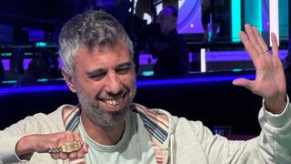 אסי משה עם הצמיד החמישי