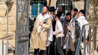 חרדים ליד בית בקפה "בסטה" בירושלים