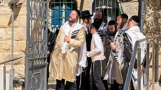 חרדים ליד בית בקפה "בסטה" בירושלים