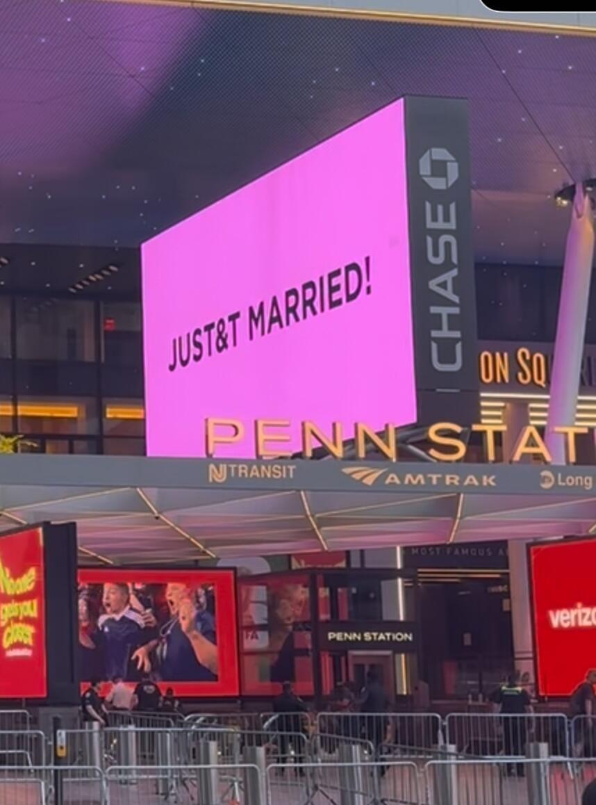 Madison Square Garden lights up with pink neon signs reading, 'JUST&T MARRIED!' (Photo: Shutterstock / BACKGRID) טיילור סוויפט טראוויס קלסי
