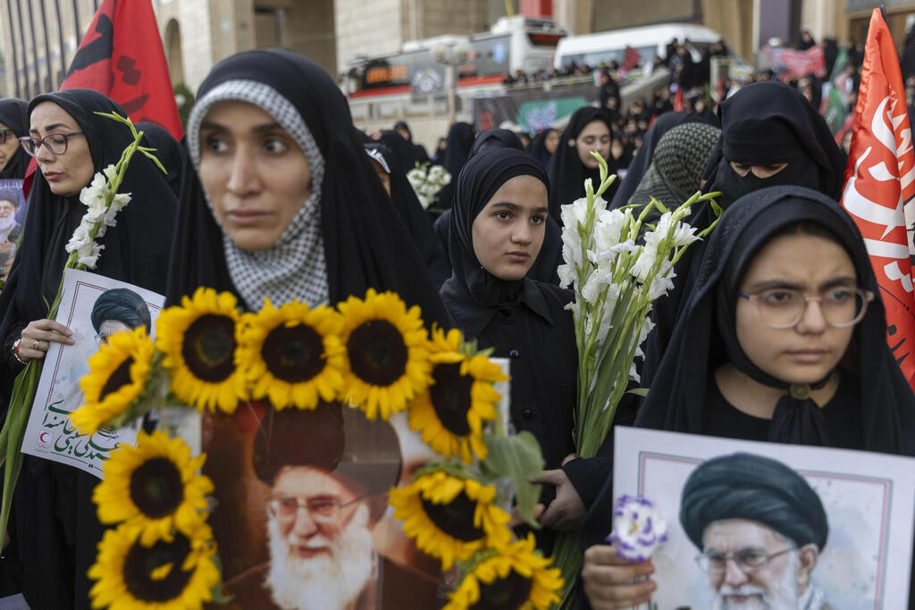 Mourners at Khamenei's funeral (Photo: Majid Saeedi/Getty Images) הלוויית עלי חמינאי בטהרן